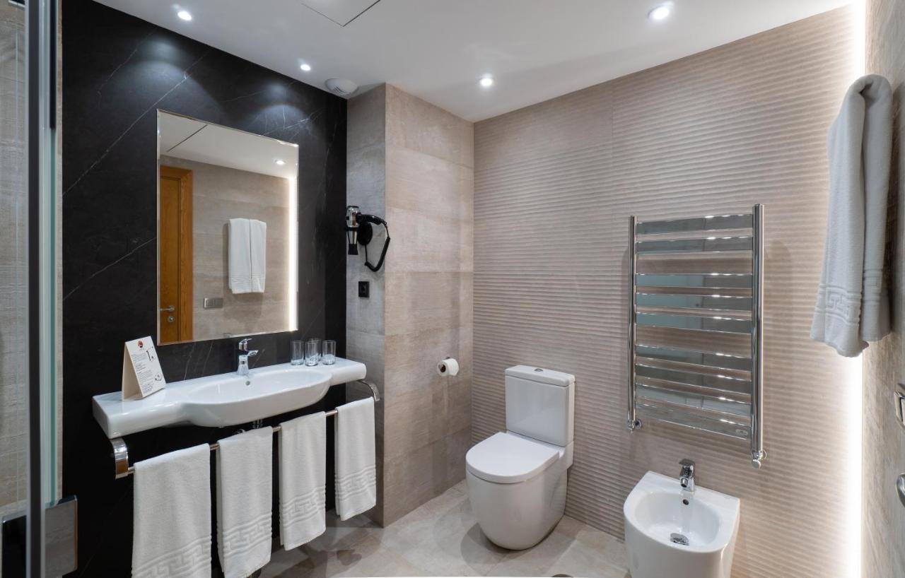 Hotel Apartamentos Bajondillo Torremolinos Ngoại thất bức ảnh Bathroom