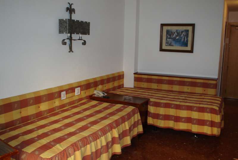 Hotel Apartamentos Bajondillo Torremolinos Ngoại thất bức ảnh Two beds in a hotel room