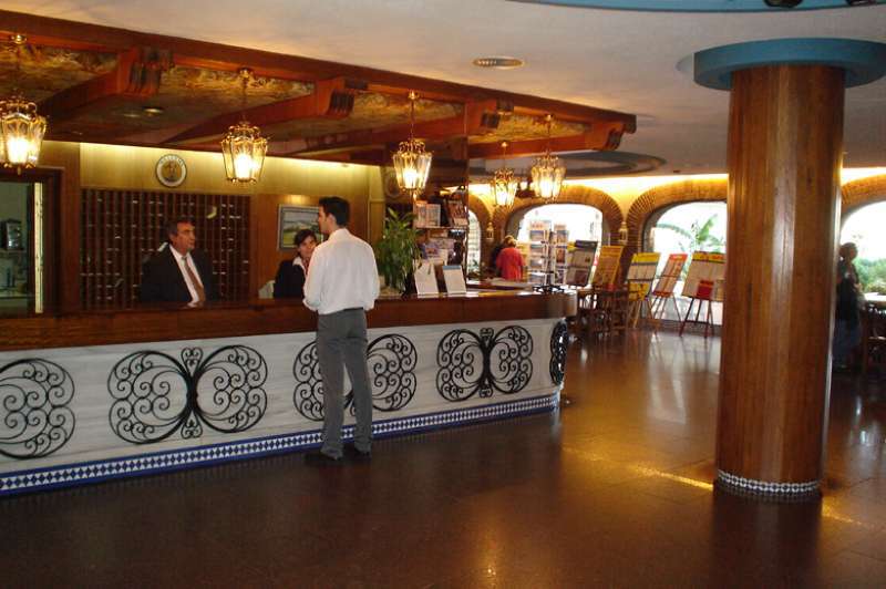 Hotel Apartamentos Bajondillo Torremolinos Ngoại thất bức ảnh Reception desk