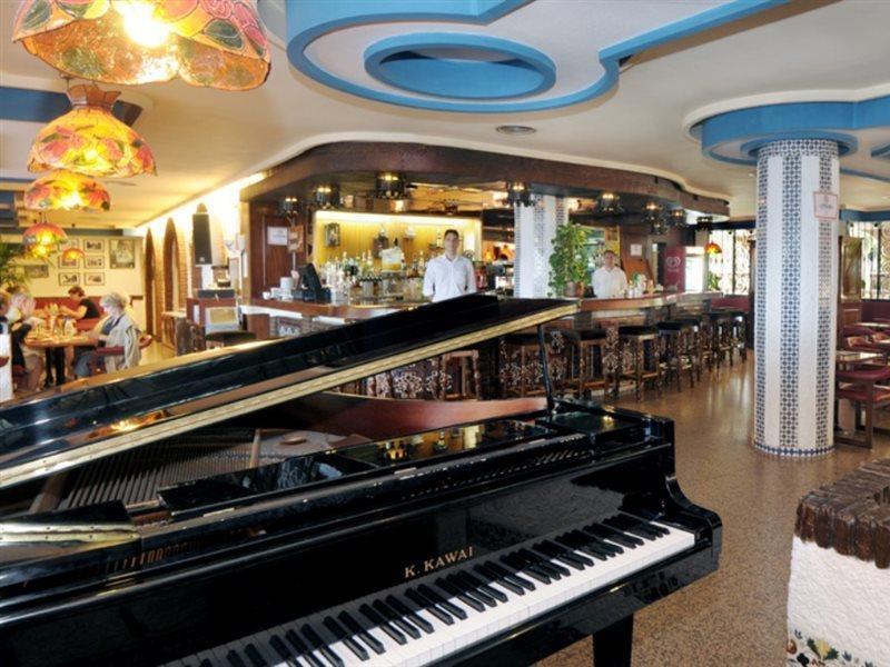 Hotel Apartamentos Bajondillo Torremolinos Ngoại thất bức ảnh Piano in a restaurant