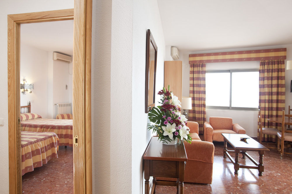 Hotel Apartamentos Bajondillo Torremolinos Ngoại thất bức ảnh Room in a hotel