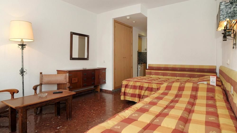 Hotel Apartamentos Bajondillo Torremolinos Ngoại thất bức ảnh Room in a hotel