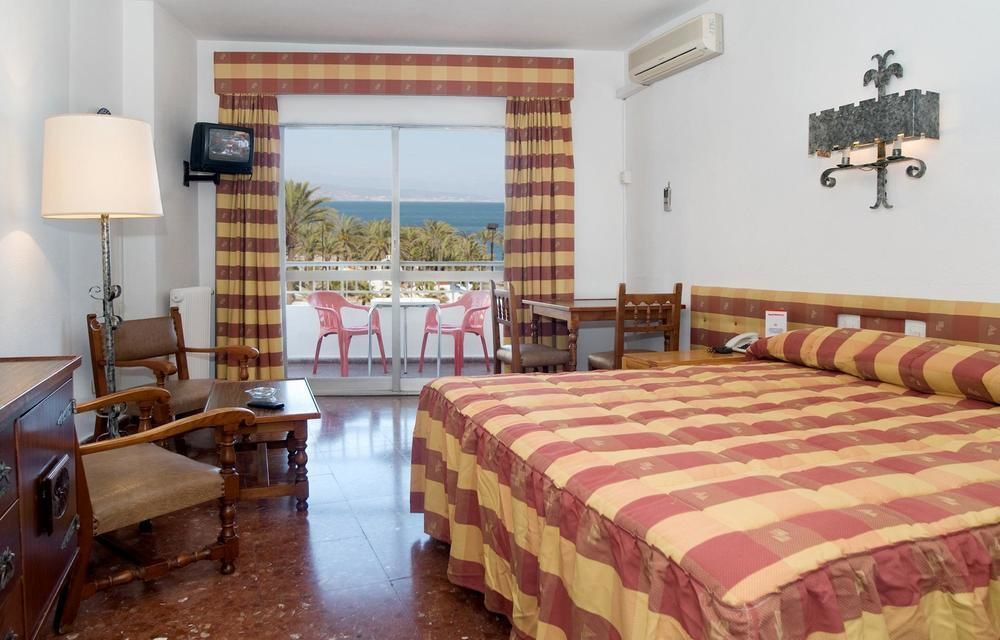 Hotel Apartamentos Bajondillo Torremolinos Ngoại thất bức ảnh Room at a hotel in Ibiza