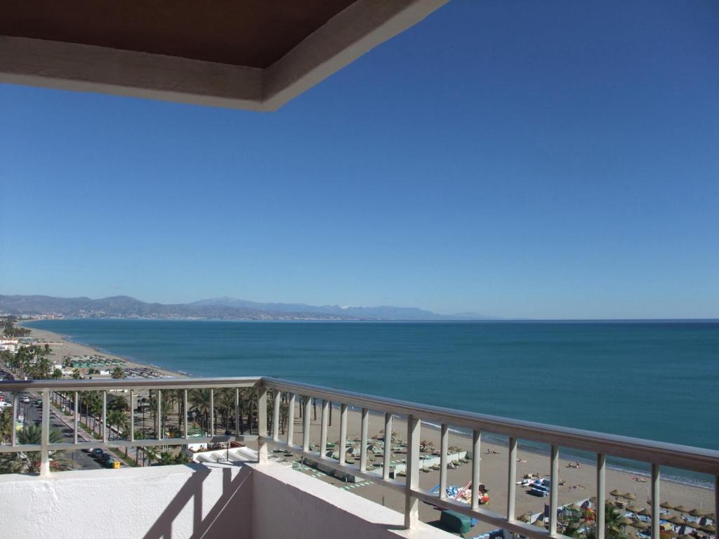 Hotel Apartamentos Bajondillo Torremolinos Ngoại thất bức ảnh The sea from the balcony of a room at the hotel