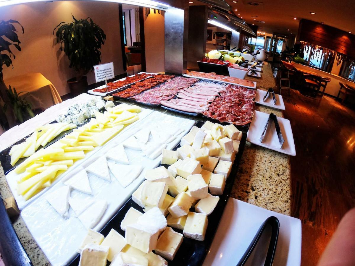 Hotel Apartamentos Bajondillo Torremolinos Ngoại thất bức ảnh A buffet breakfast at a luxury hotel in Paris