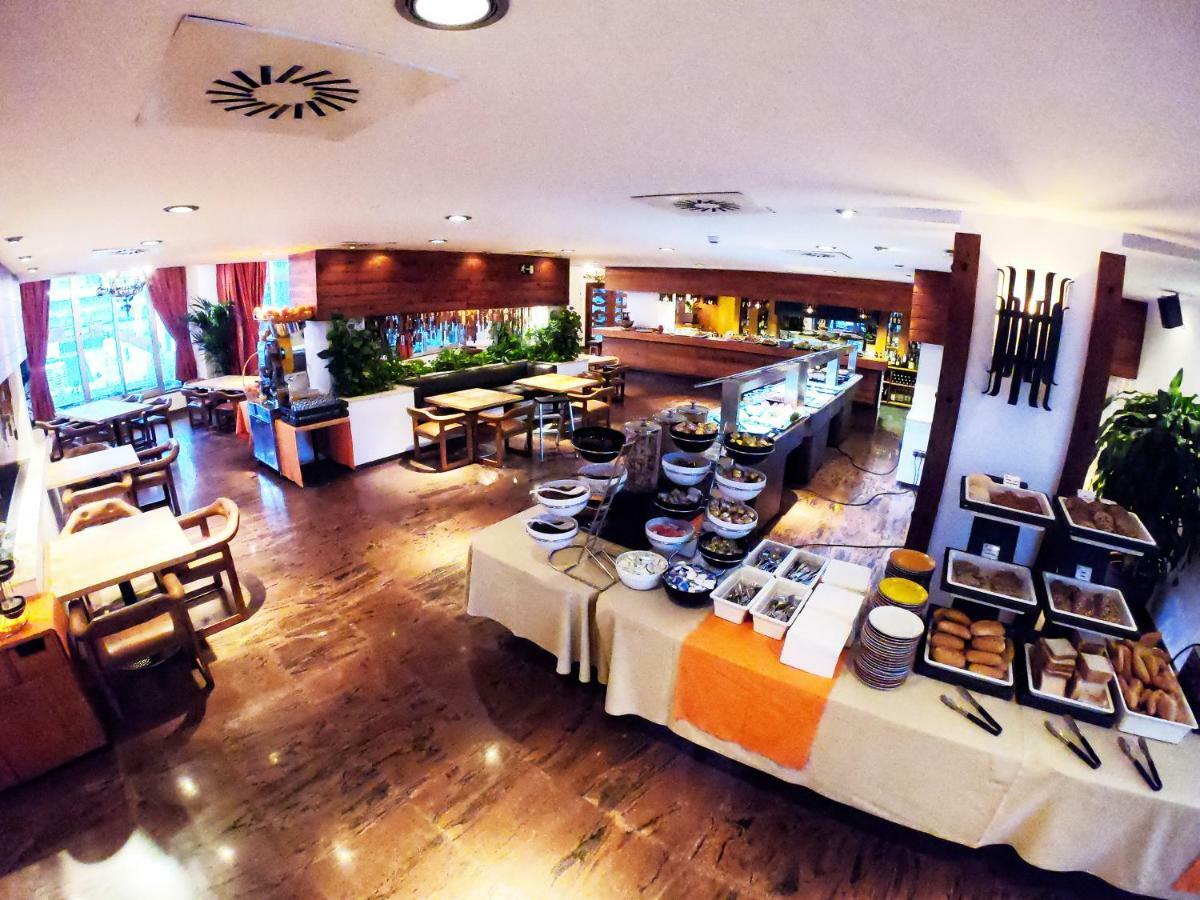 Hotel Apartamentos Bajondillo Torremolinos Ngoại thất bức ảnh Breakfast buffet at a hotel