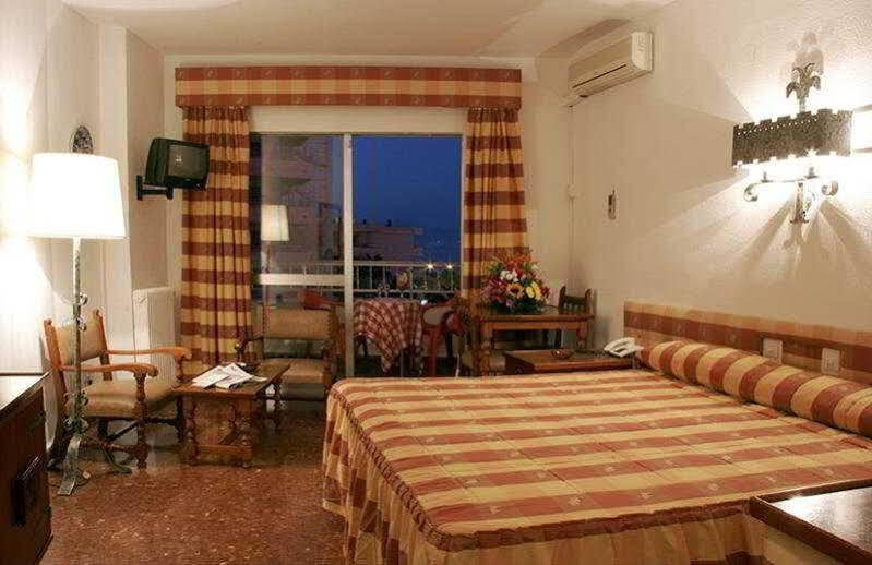 Hotel Apartamentos Bajondillo Torremolinos Ngoại thất bức ảnh A room at the hotel